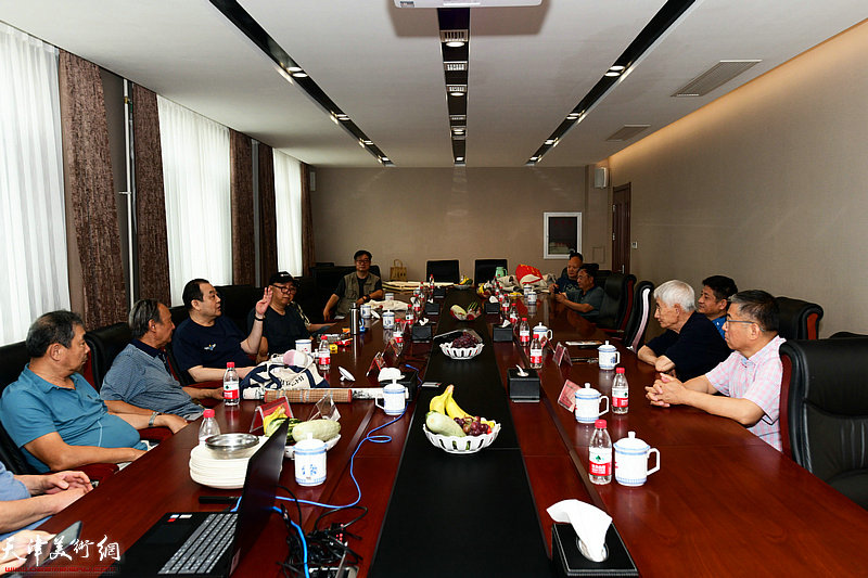 天津华侨书画院与企业职工进行座谈。