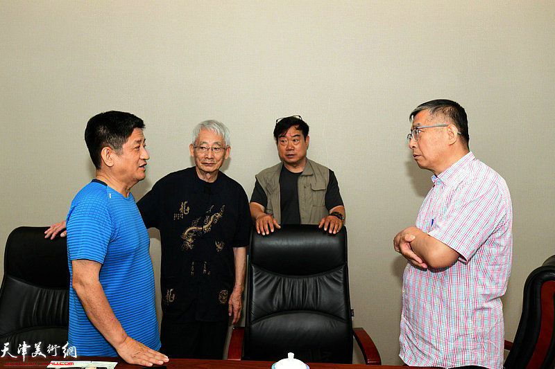 陈克春、高凯、纪伟华、陈广武在座谈会现场交流。