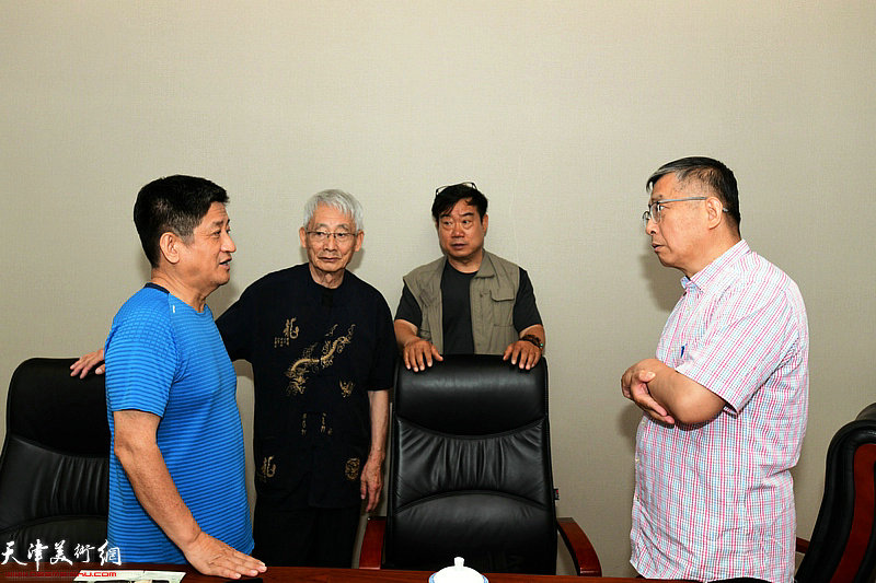 陈克春、高凯、纪伟华、陈广武在座谈会现场交流。