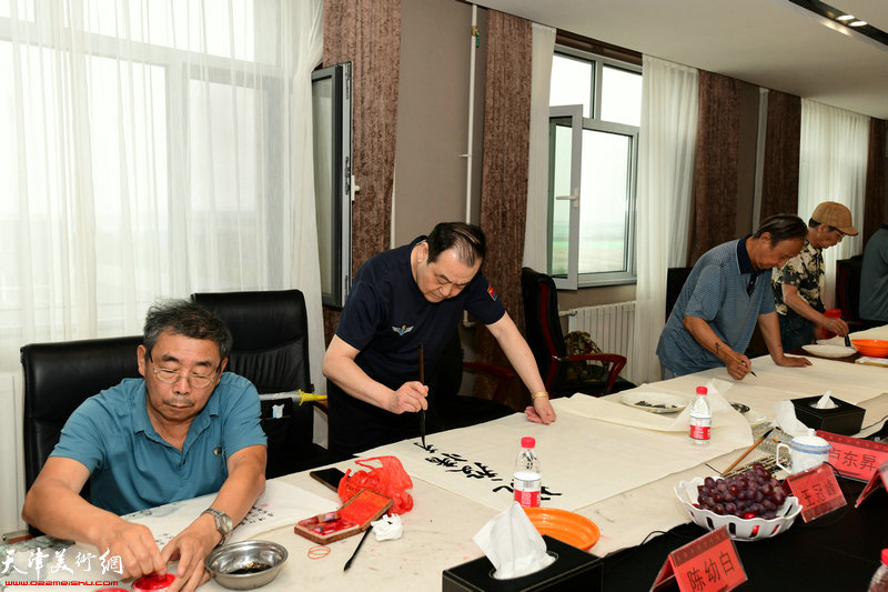王冠峰、陈幼白、卢炳剑、康国庆在活动现场创作。