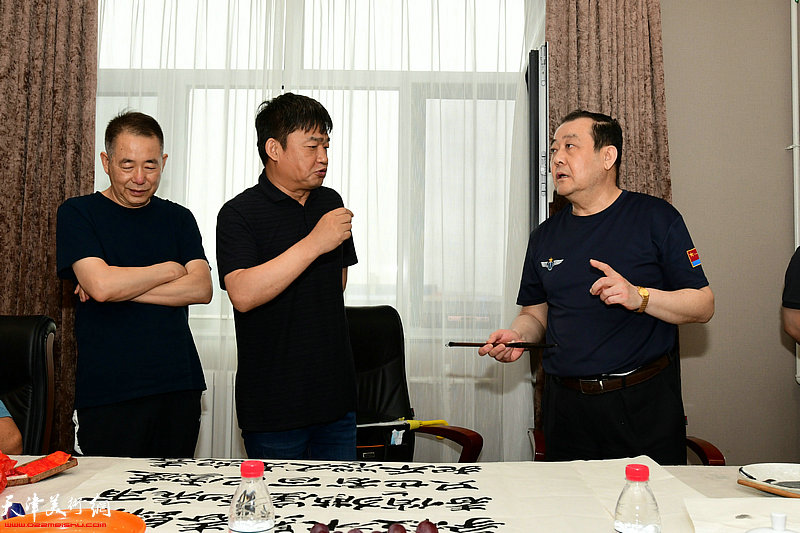 王冠峰与禹绍政在创作现场交流。
