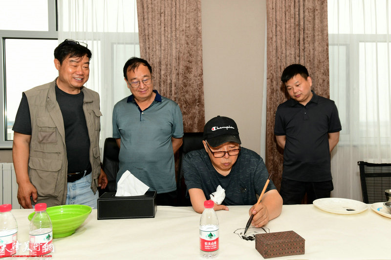 卢东升、陈广武在活动现场创作。