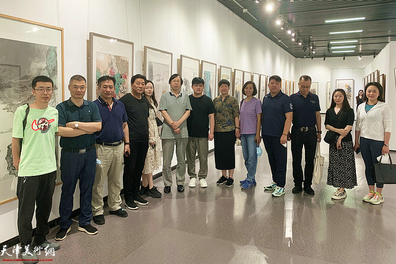 路洪明、白光与王辉、赵谦之等书画家在画展现场。