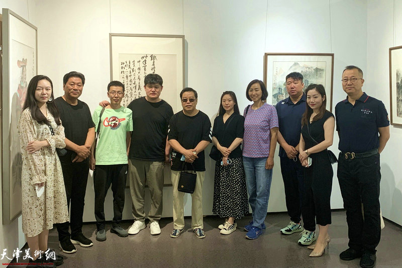 李耀春、白光与王辉、赵谦之等书画家在画展现场。