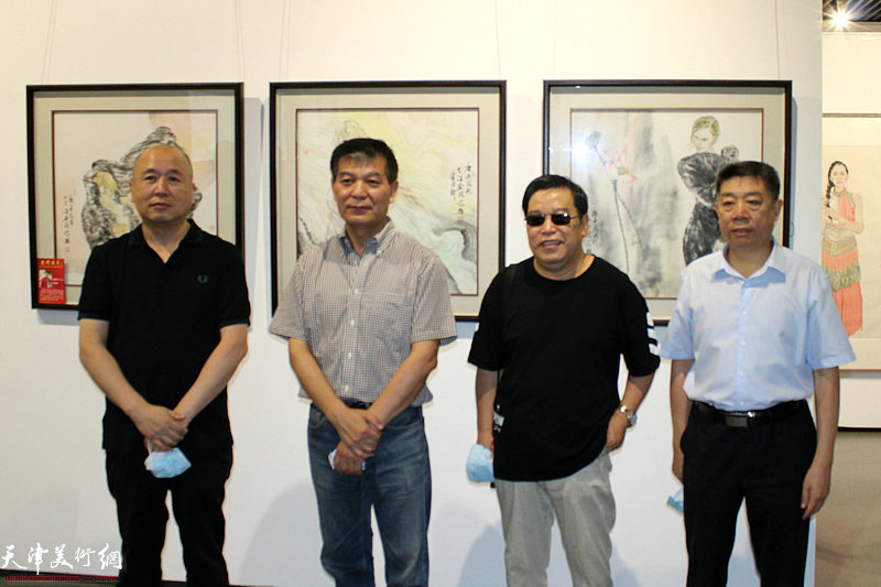 天津画院院长范扬与李耀春、张养峰、赵总在画展现场。