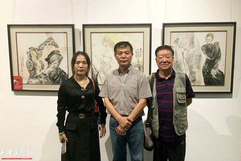 天津画院院长范扬与师彦俊、蔡建花在画展现场。