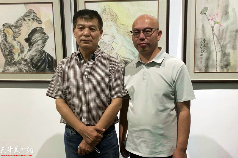 天津画院院长范扬与张大丰在画展现场。