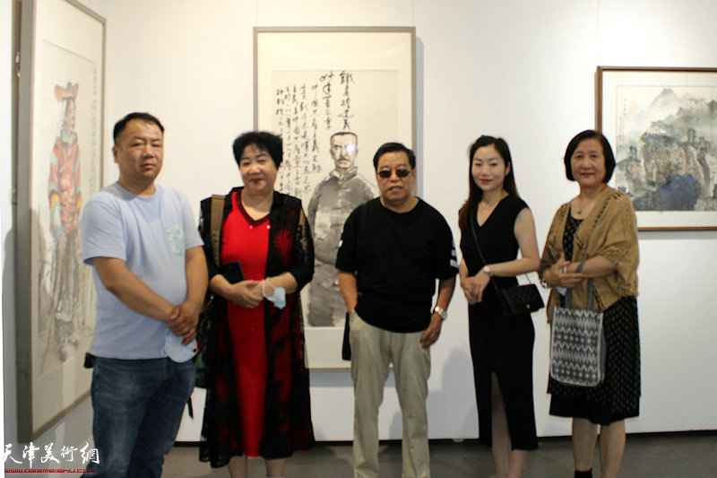 著名画家李耀春与画家张斌、张卫星、策展人郑宝等在画展现场。