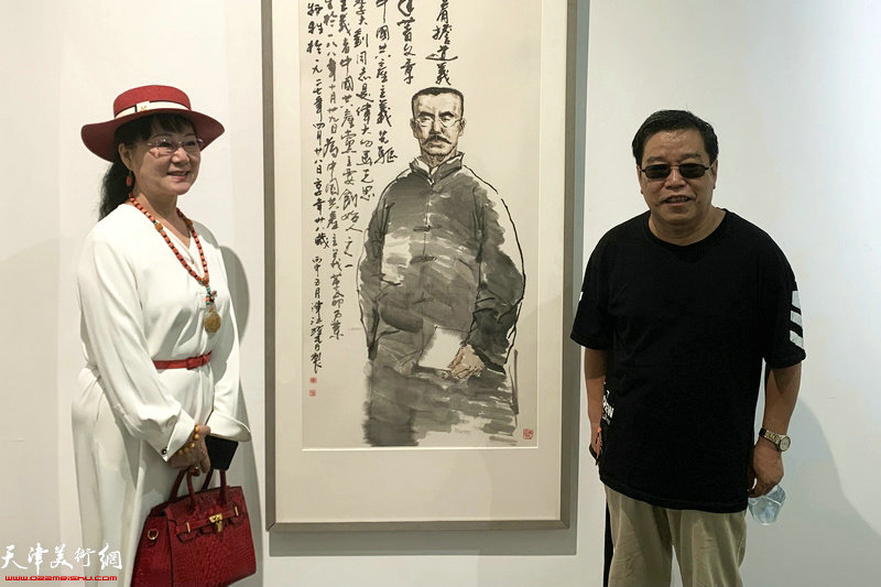 李耀春、何敏杰在画展现场。