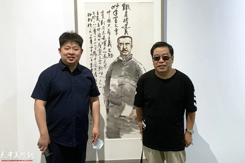 李耀春、郭智文在画展现场。