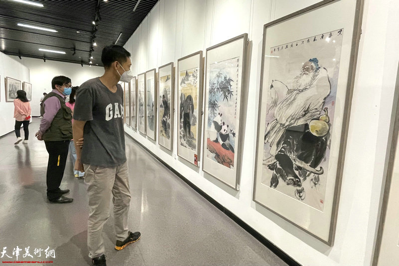 “光辉岁月—庆祝中国共青团成立100周年中国画名家邀请展”现场。