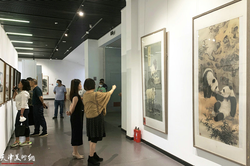 “光辉岁月—庆祝中国共青团成立100周年中国画名家邀请展”现场。