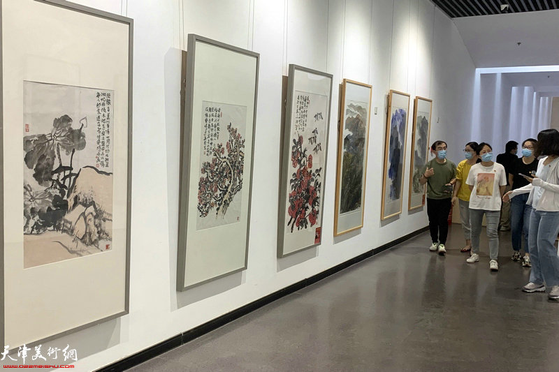 “光辉岁月—庆祝中国共青团成立100周年中国画名家邀请展”现场。