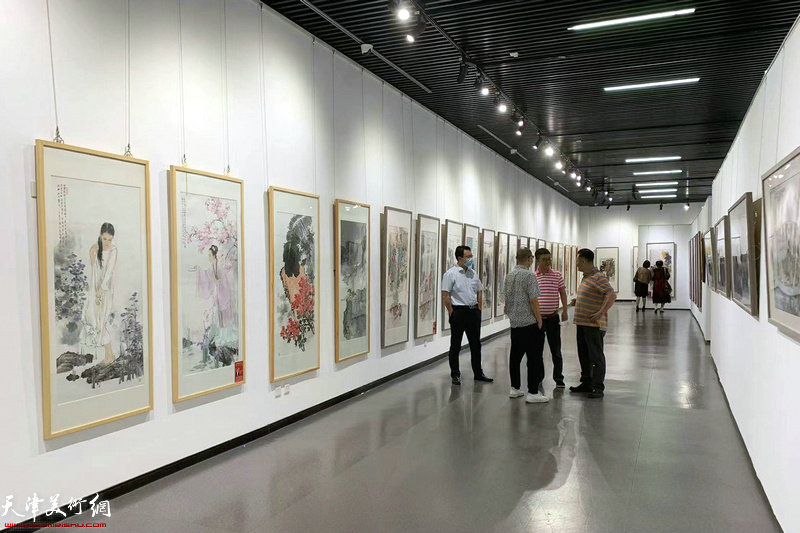 “光辉岁月—庆祝中国共青团成立100周年中国画名家邀请展”现场。