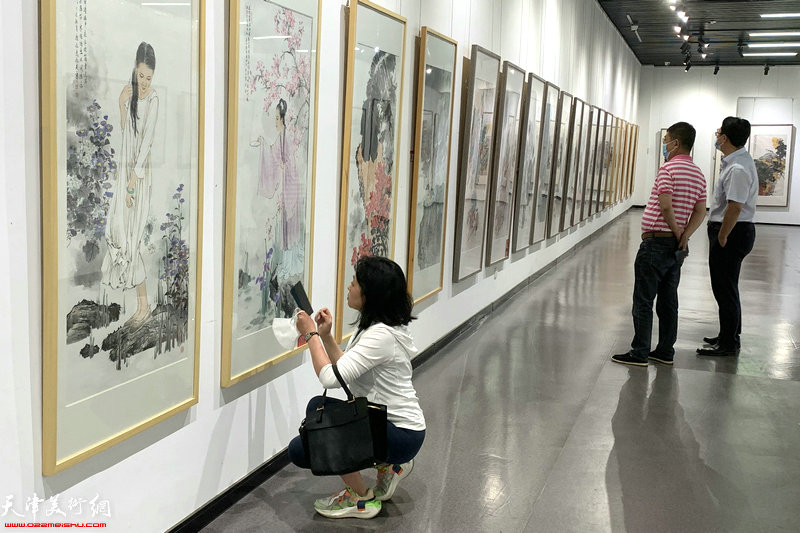 “光辉岁月—庆祝中国共青团成立100周年中国画名家邀请展”现场。