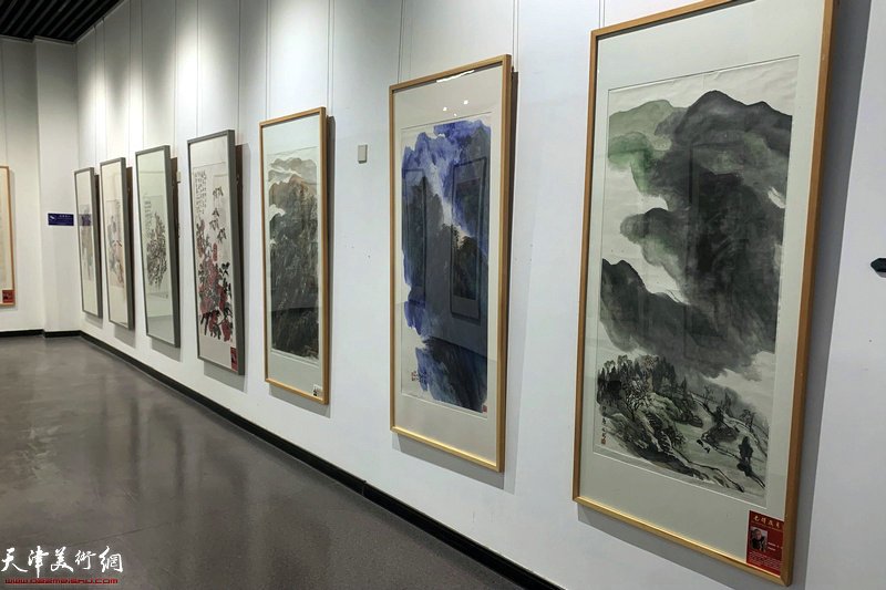 “光辉岁月—庆祝中国共青团成立100周年中国画名家邀请展”现场。