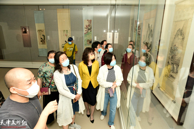 天津医科大学一行在天津美术馆参观《湖社月刊》中传统派画家的艺术生活展。