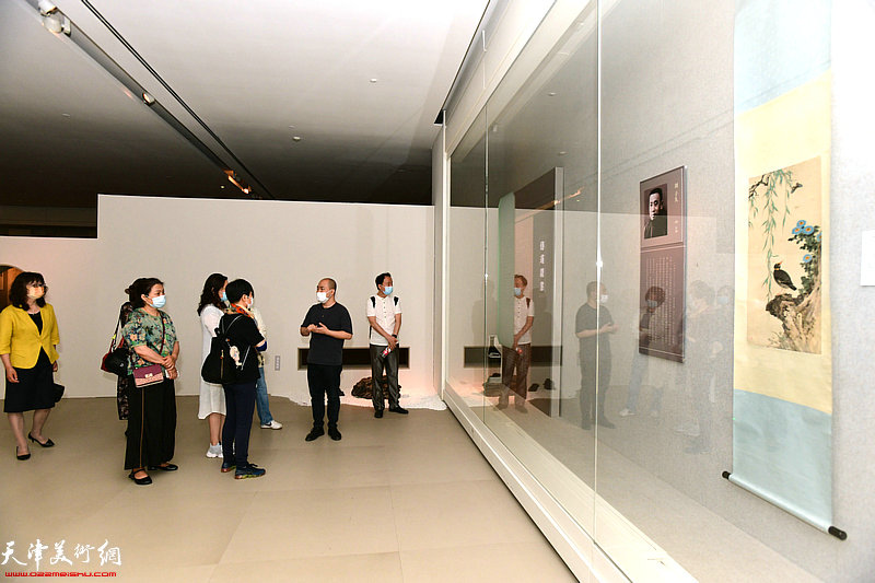 天津医科大学一行在天津美术馆参观《湖社月刊》中传统派画家的艺术生活展。