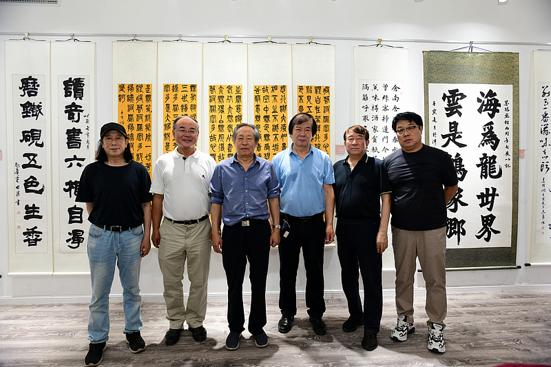 左起：周世麟、张智龙、刘国胜、史振岭、刘志勇、董士林在展览现场。