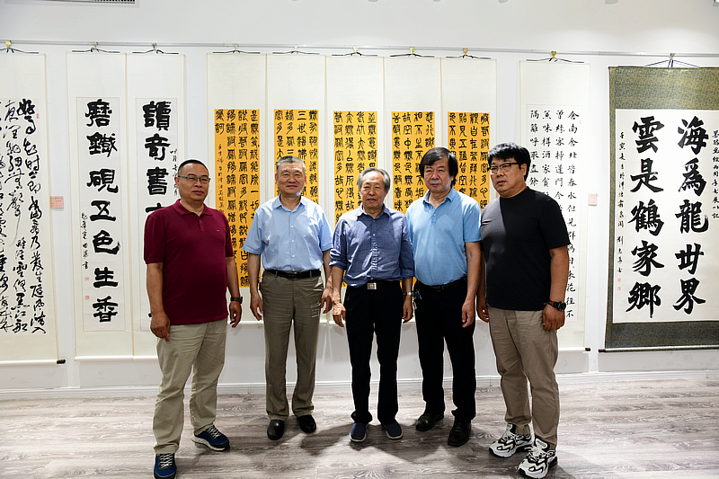 左起：李铁光、窦宝铁、刘国胜、史振岭、董士林在展览现场。