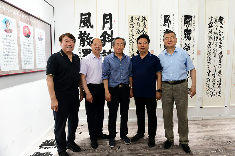 左起：刘志勇、李锋、刘国胜、邢才芝、窦宝铁在展览现场。