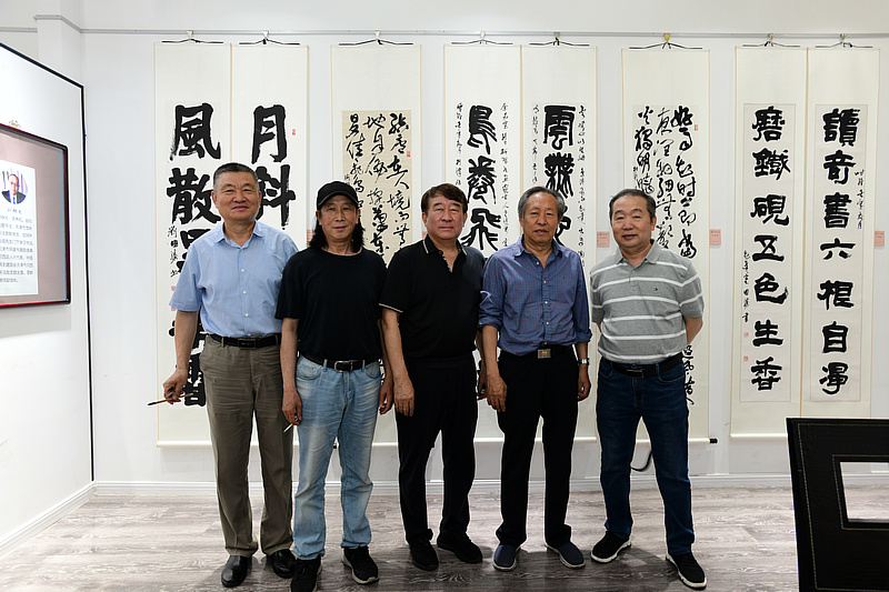左起：窦宝铁、周世麟、刘志勇、刘国胜、杨家龙在展览现场。
