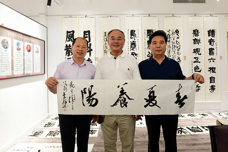 张智龙、邢才芝、李锋在展览现场。