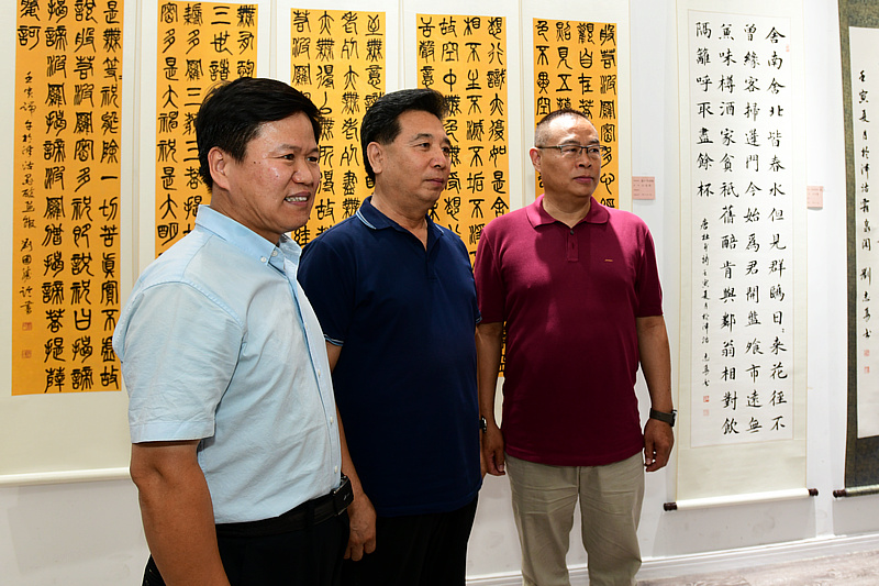 左起：田树仁、邢才芝、刘铁光在展览现场。