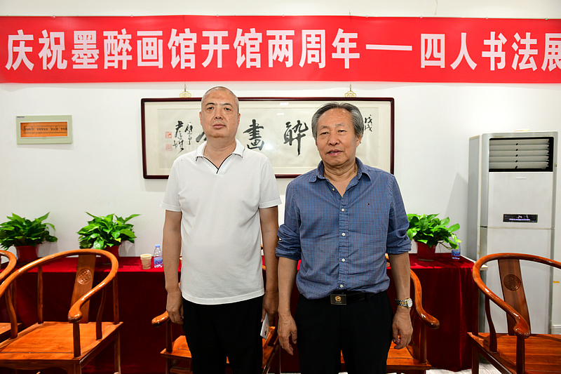 刘国胜、曹大军在展览现场。