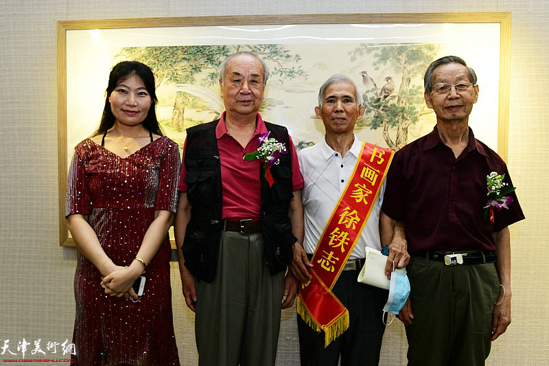 左起：任凤茗、王振德、徐铁志、刘建华在展览现场。