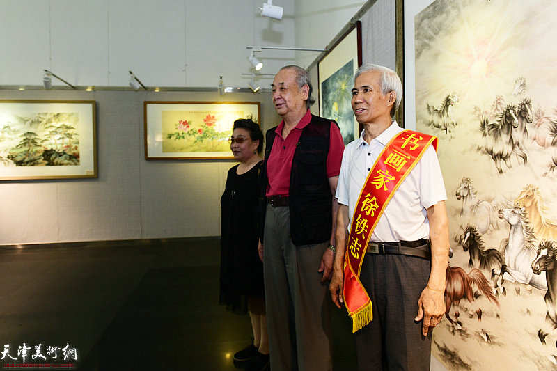 王振德、徐铁志、李家红在展览现场。