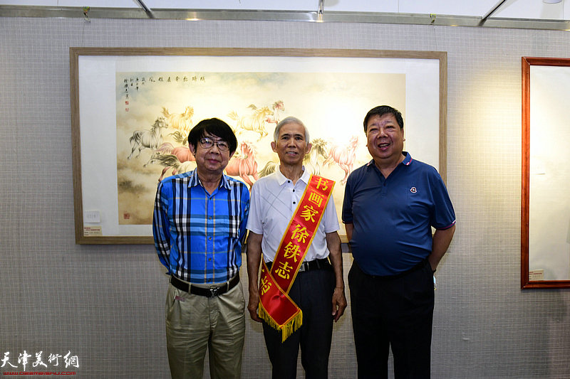 左起：毓岳、徐铁志、刘长盛在展览现场。
