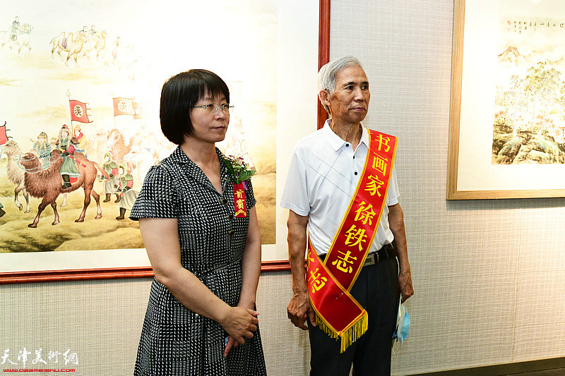 左起：王青、徐铁志在展览现场。
