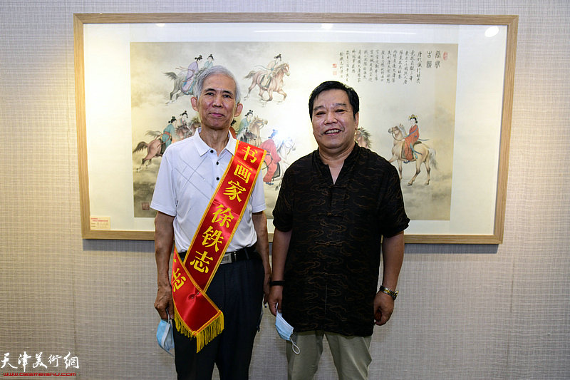 左起：徐铁志、李耀春在展览现场。