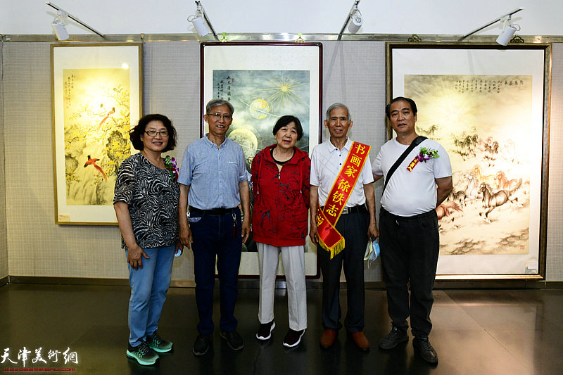 左起：丁梅生、徐铁林、李纪荣、徐铁志、徐铁枝在展览现场。