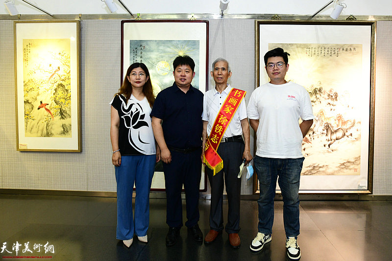 左起：王倩、郭智文、徐铁志、郭家岐在展览现场。