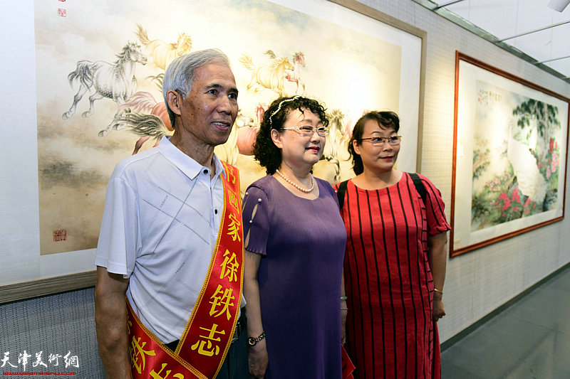 左起：王士青、徐铁志、王燕在展览现场。