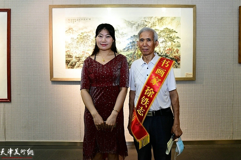 左起：任凤茗、徐铁志在展览现场。