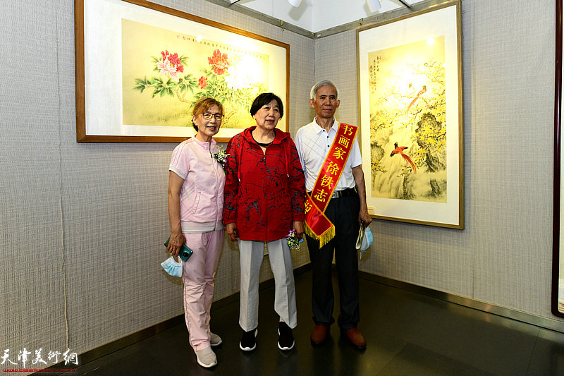 左起：李纪芬、李纪荣、徐铁志在展览现场。
