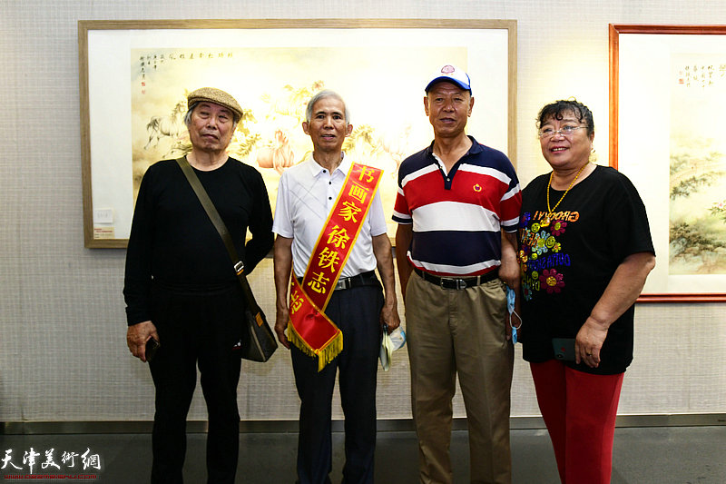 徐铁志与来宾在展览现场。