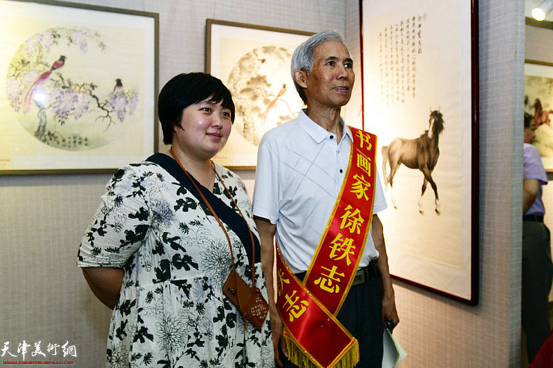 徐铁志与学生范虹在展览现场。
