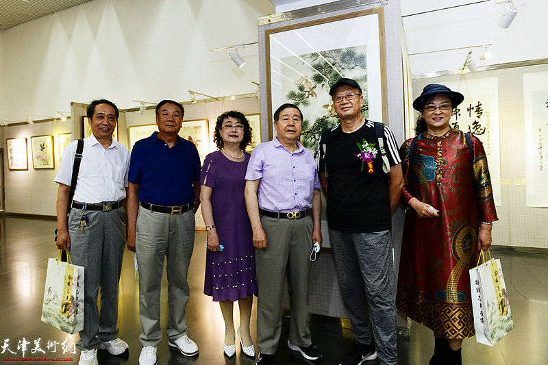 左起：崔炳顺、徐奎、李士清、毓峋、宋福明、王蔓榕在展览现场。