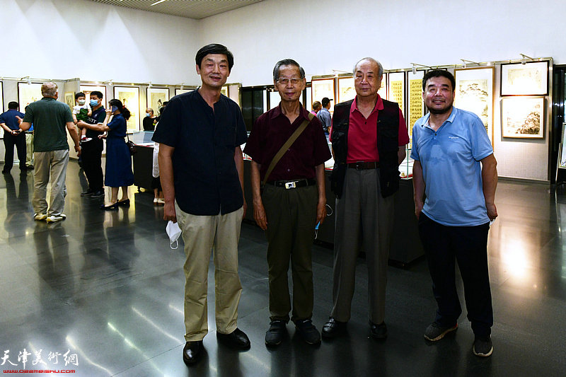 左起：徐庆荣、刘建华、王振德、田军在展览现场。