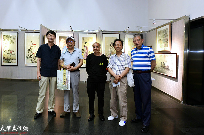 王寅、任庆明、徐庆荣、吴士江在展览现场。