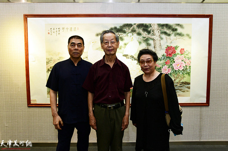左起：张根起、刘建华、李家红在展览现场。