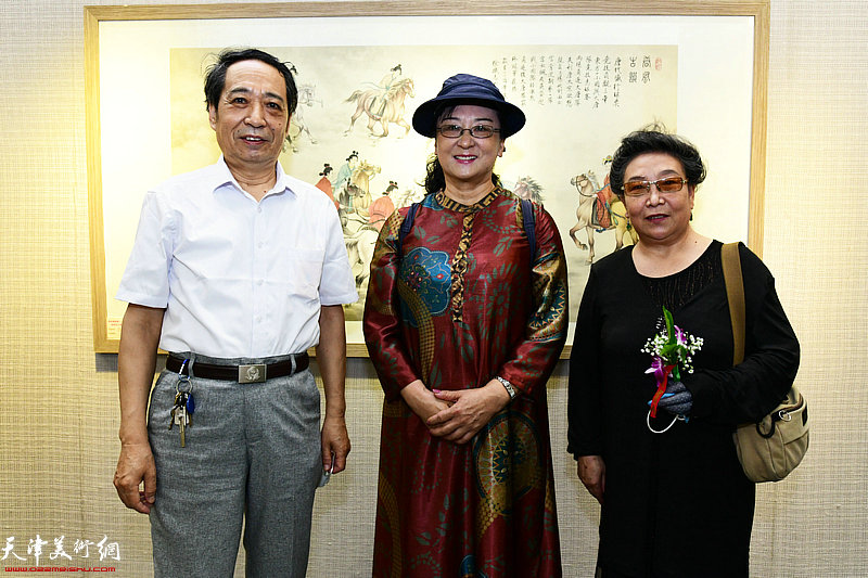 左起：崔炳顺、王蔓榕、李家红在展览现场。