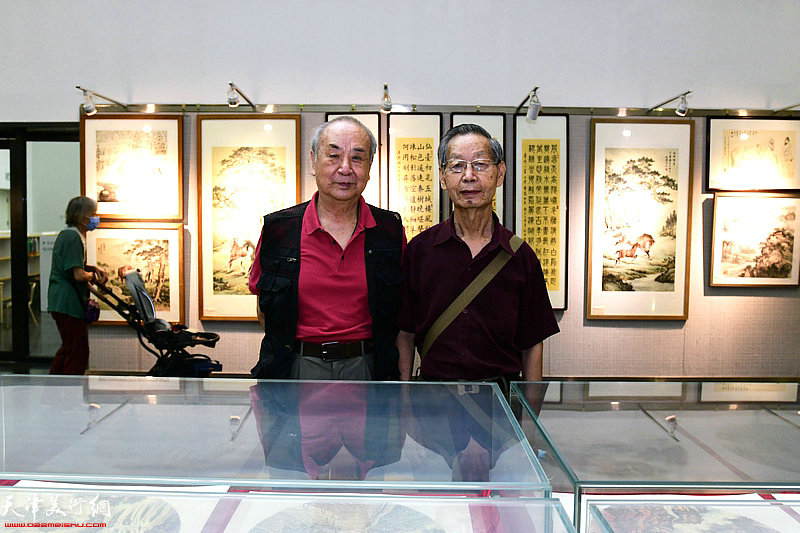 左起：王振德、刘建华在展览现场。