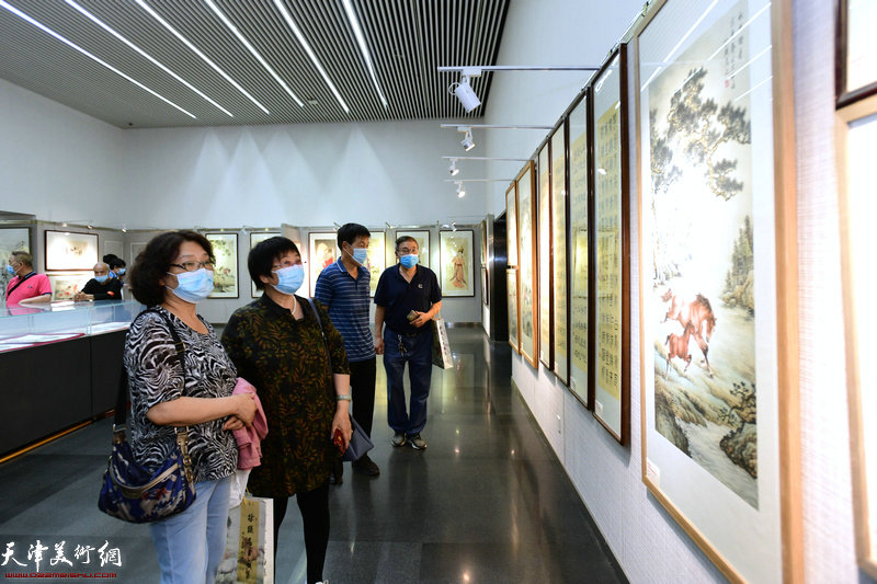 “向经典致敬-徐铁志工笔画作品展”现场。