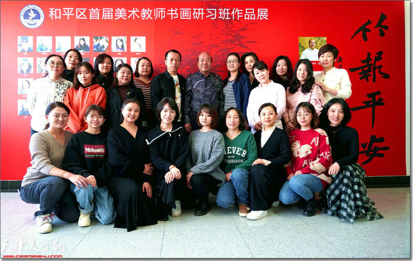 孟庆占老师与学生们在一起。