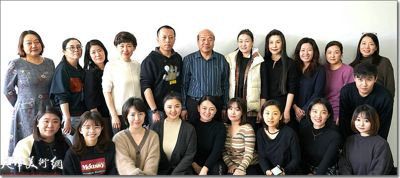 孟庆占老师与学生们在一起。